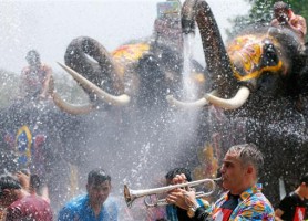 سونگکران جشن سال نو تایلند همراه با آب بازی