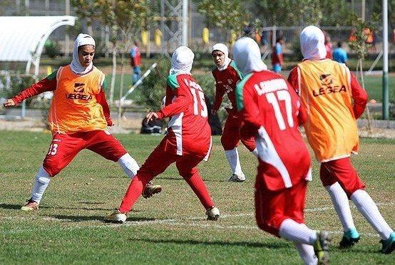 سمیه احمدی بانوی فوتبالیست کردستانی به مسابقات چین اعزام شد