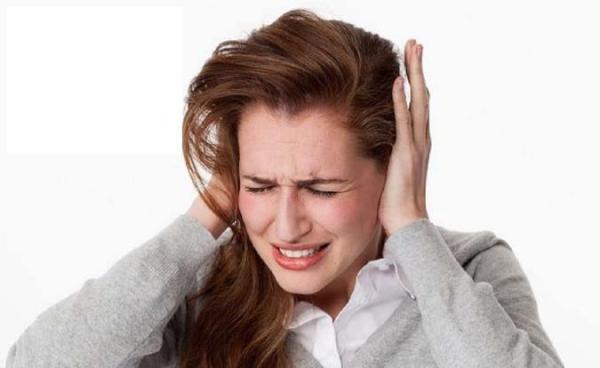 سردرد در ناحیه پشت گوش به چه معناست و علائم، علل و درمان آن چیست