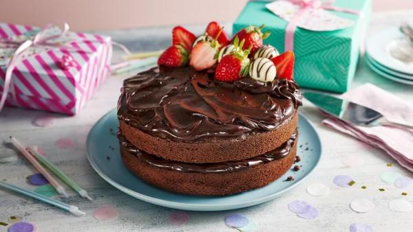 طرز تهیه کیک تولد شکلاتی با دستوری سریع و آسان